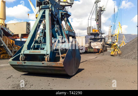 Noworossijsk, Russland - Oktober 10, 2017: Zweischalengreifer in der Cargo Port. Eimer für das Laden von Kohle. Stockfoto