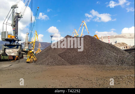 Noworossijsk, Russland - Oktober 10, 2017: Haufen Kohle anthrazit im Hafen. Hafen Kräne für Kohle zu laden. Stockfoto