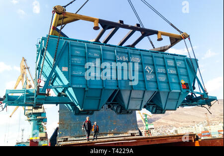 Noworossijsk, Russland - Oktober 10, 2017: Wagen der Trichter für die Entladung auf einem Frachtschiff. Heben im Hafen. Stockfoto