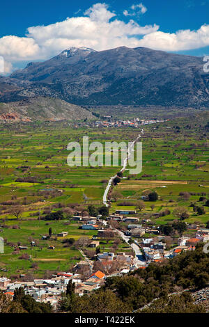 Die Straße verbindet Psychro (vorne) und Agios Georgios Dörfer (zurück) in Lassithi Hochebene, Kreta, Griechenland. Stockfoto