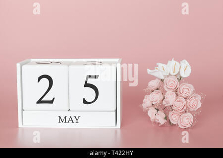 25. Mai. Tag 25 Monat. Kalender cube auf modernen rosa Hintergrund, Konzept der bussines und einem wichtigen Ereignis. Stockfoto