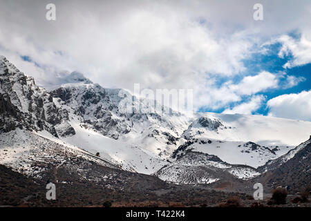 Blick auf Dikti Berge, höchste Gipfel Spathi (2148 m), von Limnakaro Plateau, Lassithi, Kreta, Griechenland. Stockfoto