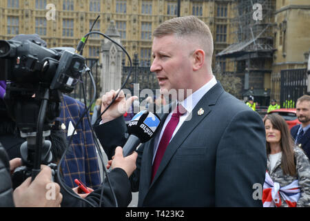 London, Großbritannien. 12. Apr 2019. Paul Golding Führer Großbritanniens erste wurde im Parlament Platz die Tausenden der Radfahrer, die heute im Parlament kam gegen die britische Regierung wegen der blutigen Sonntag Verfolgung eines britischen Soldaten zu protestieren zu begrüßen Stockfoto