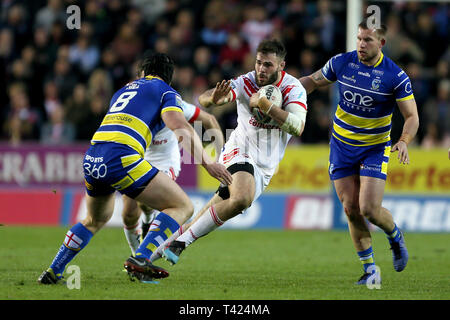 Saint Helens Alex Walmsley sprints Vergangenheit Warrington Chris Hill während der Betfred Super League Match an der völlig Gottlosen Stadion, St Helens. Stockfoto