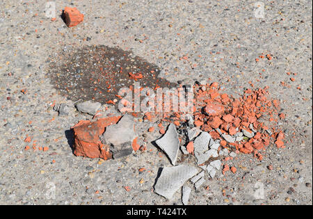 Ziegelbruch und Stücke von Schiefer auf Asphalt. Bau-Müll. Stockfoto