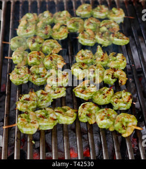 Spice marinierte Garnelen Spieße auf einem Charcol Grill Stockfoto