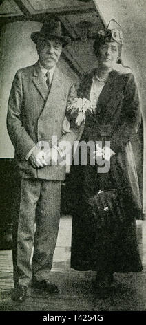 Die Bildunterschrift für dieses Foto, die Daten bis 1922 lautet: Letztes Kapitel in der berühmten dumba Vorfall. Auf Wiedersehen, Doktor Dumba. Arzt und Madame Constantin Dumba an Bord der S.S. Nieu Amsterdam, die der ehemalige österreichische Ambassadoe und seine Frau wieder zu Hause auf der requesty seiner Regierung der Vereinigten Staaten, er abgerufen werden. Dumba wurde der Spionage im Zweiten Weltkrieg warf ich -, dass er bestimmte Maßnahmen, um sicherzustellen, dass die Munition nicht in den Vereinigten Staaten würde ohne Schwierigkeiten hergestellt werden vorgeschlagen hatte. Stockfoto