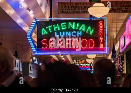 Leuchtreklamen und Personen innerhalb der Pike Market in Seattle, Washington, USA Stockfoto