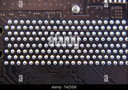 Die Rückseite der Micro-leiterplatte. Kontakte, Lötanschluss. Gelötete Teile. Elektronische Karte mit elektrischen Komponenten. Elektronik für EDV-Anlagen. Stockfoto