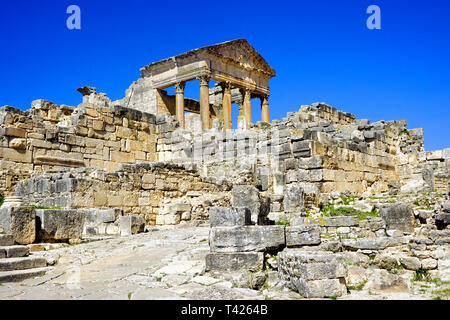 Ansicht des Kapitols Tempel in der archäologischen Stätte von Dougga, Tunesien. Stockfoto