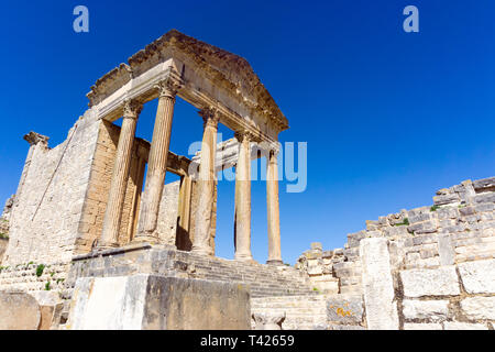 Ruinen des Kapitols Tempel im alten römischen Ruinen von Dougga, Tunesien. Stockfoto