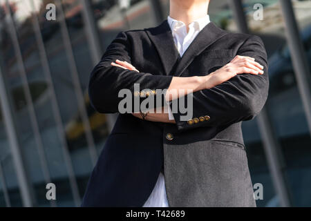 Foto von Geschäftsmann in der klassischen schwarzen Anzug, Hemd, das Hände gefaltet Leistung Karriere Reichtum Geschäftskonzept. Kopieren Sie Platz Stockfoto