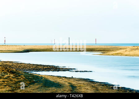 Sommer in der Dämmerung über die Küste innerhalb der Lagune in Bibione, Venedig Stockfoto