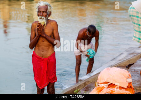 Alte indische Mann an tungabhadra Canal, Phantasialand, Karnataka, Indien Beten Stockfoto