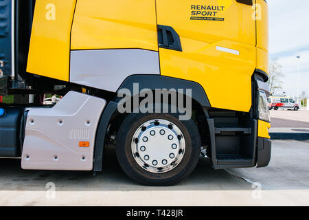 Nizza, Frankreich - 7. Mai 2016: Detail der neuen modernen Renault T520 Yellow Truck der Formel 1 Sport Team die schnelle Turbolader Renault F1 Grand Prix Stockfoto