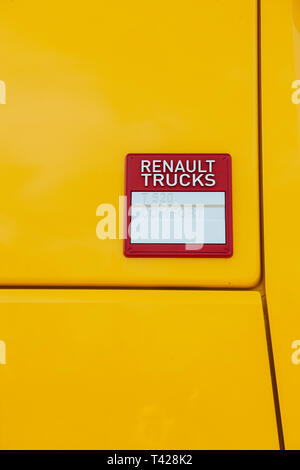 Nizza, Frankreich - 7. Mai 2016: Rot Weiß singen von neuen modernen Renault T520 Yellow Truck der Formel 1 Sport Team Stockfoto