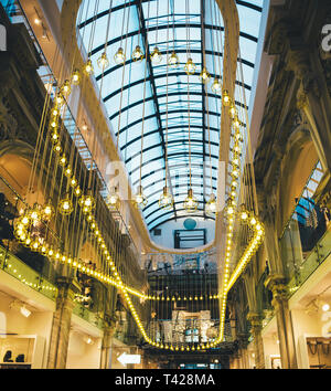Athen, Griechenland - 26 Mar 2016: Detail der majestätische Beleuchtung innerhalb der Passage von H und M Fashion Store auf Ermou 54 Straße mit mehreren LED-Leuchten innerhalb der alten Vintage Gebäude Stockfoto