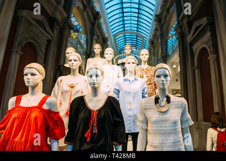 Athen, Griechenland - 26 Mar 2016: Mannequins tragen H und M Mode Kleidung im Store auf Ermou 54 Straße mit mehreren LED-Leuchten innerhalb der alten Vintage Gebäude Stockfoto