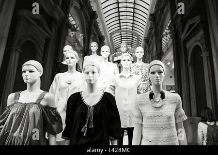 Athen, Griechenland - 26 Mar 2016: Mannequins tragen H und M Mode Kleidung im Store auf Ermou 54 Straße mit mehreren LED-Leuchten innerhalb der alten Vintage Gebäude Stockfoto