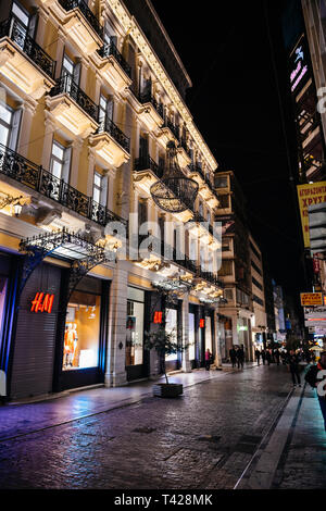 Athen, Griechenland - 26 Mar 2016: Große Allee in Athen mit H und M Kleidung Fashion Store Perspektive mit Fußgängern zu Fuß Stockfoto