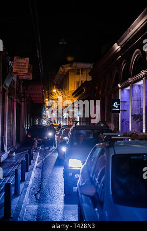 Athen, Griechenland - 26 Mar 2016: Stau auf der Athinaidos Straße im Zentrum von Athen, in der Nähe von Monastiraki Platz mit Reihen von Autos in der Linie in der Nacht warten Stockfoto