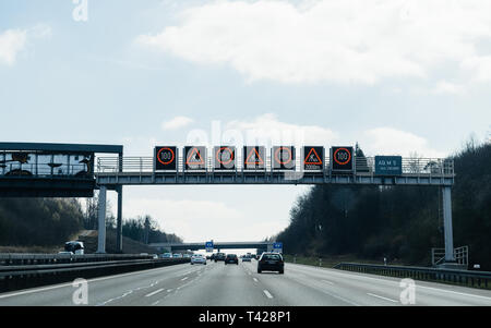 Stuttgart, Deutschland - Mar 26, 2016: POV schnelles Fahren auf deutschen Autobahnen Autobahn an einem klaren Frühlingstag mit perfekter Straßenzustand und Warnzeichen der Werke vor Höchstgeschwindigkeit auf 100 Kilometer pro Stunde Stockfoto