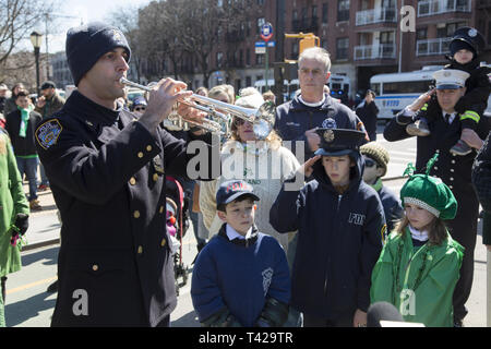 Lokale Saint Patrick's Day Parade ist eine jährliche Veranstaltung in Park Slope Windsor Terrace Nachbarschaft von Brooklyn, New York. Polizei Hornist spielt die Hähne zu Ehren des NYPD und FDNY Männer und Frauen, Ersthelfer, die ihr Leben anderen Speichern in das World Trade Center am 11. September in New York verloren. Stockfoto