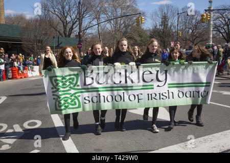 Lokale Saint Patrick's Day Parade ist eine jährliche Veranstaltung in Park Slope Windsor Terrace Nachbarschaft von Brooklyn, New York. Irish Dance School Studenten März und führen Sie in die Parade. Stockfoto