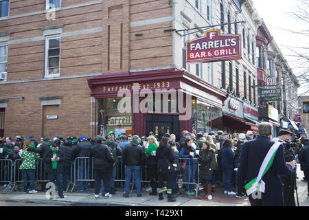 Lokale Saint Patrick's Day Parade ist eine jährliche Veranstaltung in Park Slope Windsor Terrace Nachbarschaft von Brooklyn, New York. Nach der Parade Leute versammeln sich die lokal bekannten Farrell's Bar & Grill ein Toast auf Saint Patrick hochzuziehen und alles Iren. Stockfoto