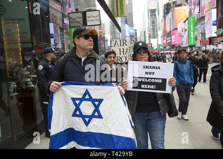 Pro Israel Trump-Anhänger demonstrieren außerhalb einer pro-palästinensischen Kundgebung. Moslems treffen sich nach dem Massaker in Neuseeland und marschieren in New York City und für die Palästinenser im Gazastreifen sowie gegen Islamophobie im Allgemeinen. Stockfoto