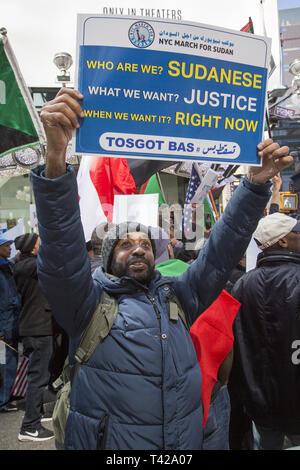 4/6/19: Tage vor diktatorischen den sudanesischen Präsidenten Omar al-Bashir wurde vom Büro durch einen Militärputsch, sudanesische Amerikaner und Einwanderer demonstrieren und März bei der UNO in New York City zu haben Bashir sofort aus dem Amt gezwungen und haben die Demokratie wiederhergestellt i9n Sudan. Stockfoto