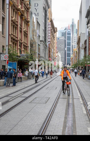 Radfahrer Fahrten entlang der Abgeschlossen light rail Tracks in Sydney George Street, auf einer abgeschlossenen Teil des Netzwerks für Straßenbahnen, Sydney, Australien Stockfoto