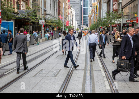 Sydney Büro kreuz George Street neben abgeschlossen Titel für die CBD Light Rail Transport Systems, Sydney, Australien bereit Stockfoto