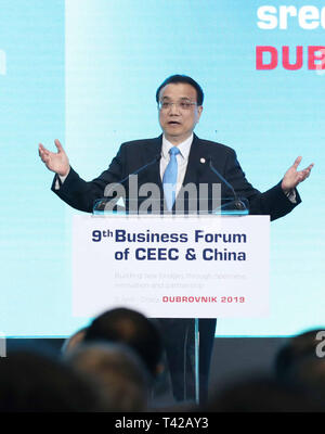 Dubrovnik, Kroatien. 12 Apr, 2019. Chinesische Ministerpräsident Li Keqiang Adressen der Eröffnungszeremonie des 9. Business Forum der Mittel- und Osteuropäischen Länder (MOEL) und China in Dubrovnik, Kroatien, 12. April 2019. Li und 16 MOEL Führer nahmen an der Eröffnungsfeier hier am Freitag. Credit: Liu Weibing/Xinhua/Alamy leben Nachrichten Stockfoto