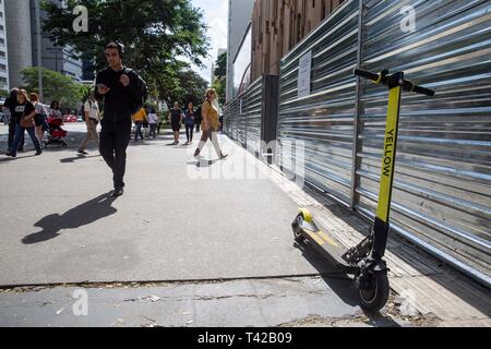 SP - Sao Paulo - 12/04/2019 - Elektroroller - Bewegungen der Benutzer, die die Verwendung von elektroroller in der Region der Avenida Paulista, der Stadt Sao Paulo schlossen sich Studien zur Einführung neuer Regeln für die Nutzung der städtischen Mobilität. Foto: Suamy Beydoun/AGIF Stockfoto