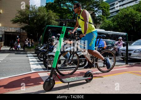 SP - Sao Paulo - 12/04/2019 - Elektroroller - Bewegungen der Benutzer, die die Verwendung von elektroroller in der Region der Avenida Paulista, der Stadt Sao Paulo schlossen sich Studien zur Einführung neuer Regeln für die Nutzung der städtischen Mobilität. Foto: Suamy Beydoun/AGIF Stockfoto