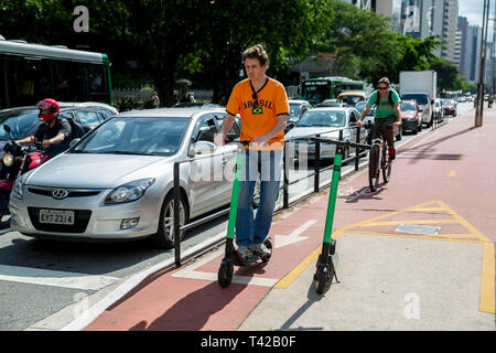 SP - Sao Paulo - 12/04/2019 - Elektroroller - Bewegungen der Benutzer, die die Verwendung von elektroroller in der Region der Avenida Paulista, der Stadt Sao Paulo schlossen sich Studien zur Einführung neuer Regeln für die Nutzung der städtischen Mobilität. Foto: Suamy Beydoun/AGIF Stockfoto