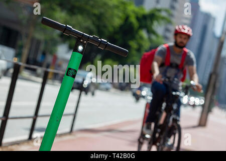 SP - Sao Paulo - 12/04/2019 - Elektroroller - Bewegungen der Benutzer, die die Verwendung von elektroroller in der Region der Avenida Paulista, der Stadt Sao Paulo schlossen sich Studien zur Einführung neuer Regeln für die Nutzung der städtischen Mobilität. Foto: Suamy Beydoun/AGIF Stockfoto