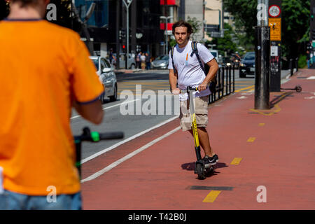 SP - Sao Paulo - 12/04/2019 - Elektroroller - Bewegungen der Benutzer, die die Verwendung von elektroroller in der Region der Avenida Paulista, der Stadt Sao Paulo schlossen sich Studien zur Einführung neuer Regeln für die Nutzung der städtischen Mobilität. Foto: Suamy Beydoun/AGIF Stockfoto