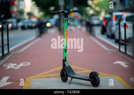 SP - Sao Paulo - 12/04/2019 - Elektroroller - Bewegungen der Benutzer, die die Verwendung von elektroroller in der Region der Avenida Paulista, der Stadt Sao Paulo schlossen sich Studien zur Einführung neuer Regeln für die Nutzung der städtischen Mobilität. Foto: Suamy Beydoun/AGIF Stockfoto