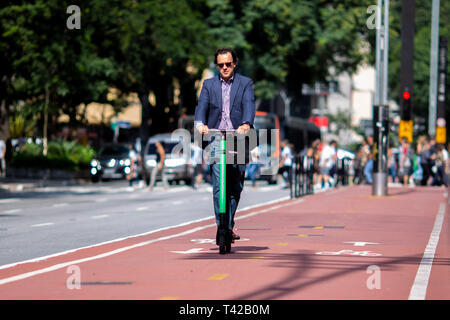 SP - Sao Paulo - 12/04/2019 - Elektroroller - Bewegungen der Benutzer, die die Verwendung von elektroroller in der Region der Avenida Paulista, der Stadt Sao Paulo schlossen sich Studien zur Einführung neuer Regeln für die Nutzung der städtischen Mobilität. Foto: Suamy Beydoun/AGIF Stockfoto