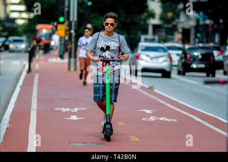 SP - Sao Paulo - 12/04/2019 - Elektroroller - Bewegungen der Benutzer, die die Verwendung von elektroroller in der Region der Avenida Paulista, der Stadt Sao Paulo schlossen sich Studien zur Einführung neuer Regeln für die Nutzung der städtischen Mobilität. Foto: Suamy Beydoun/AGIF Stockfoto