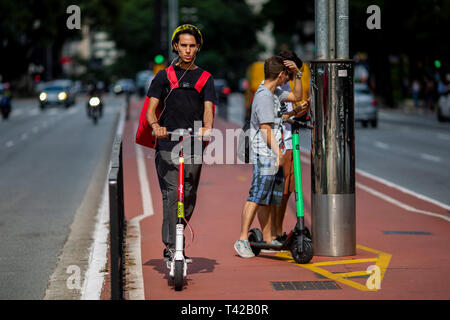 SP - Sao Paulo - 12/04/2019 - Elektroroller - Bewegungen der Benutzer, die die Verwendung von elektroroller in der Region der Avenida Paulista, der Stadt Sao Paulo schlossen sich Studien zur Einführung neuer Regeln für die Nutzung der städtischen Mobilität. Foto: Suamy Beydoun/AGIF Stockfoto
