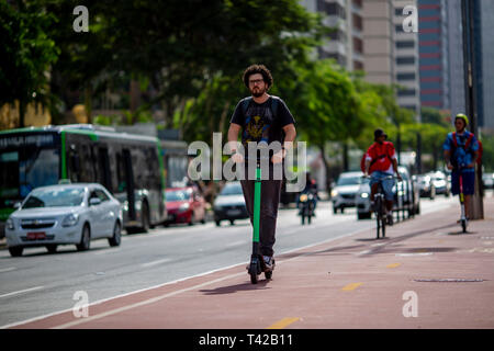 SP - Sao Paulo - 12/04/2019 - Elektroroller - Bewegungen der Benutzer, die die Verwendung von elektroroller in der Region der Avenida Paulista, der Stadt Sao Paulo schlossen sich Studien zur Einführung neuer Regeln für die Nutzung der städtischen Mobilität. Foto: Suamy Beydoun/AGIF Stockfoto