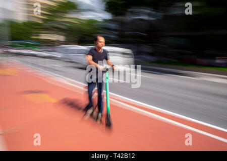 SP - Sao Paulo - 12/04/2019 - Elektroroller - Bewegungen der Benutzer, die die Verwendung von elektroroller in der Region der Avenida Paulista, der Stadt Sao Paulo schlossen sich Studien zur Einführung neuer Regeln für die Nutzung der städtischen Mobilität. Foto: Suamy Beydoun/AGIF Stockfoto