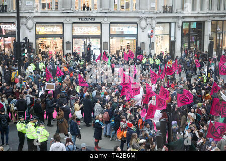 Oxford Circus, London. 12. April 2019. Umwelt Kampagne Gruppe Aussterben Rebellion eine Modenschau auf der berüchtigten Kreuzung halten zu Fragen der un - Nachhaltigkeit in der Mode markieren und wie ihre Praktiken auf die Umwelt auswirkt. Credit: Penelope Barritt/Alamy leben Nachrichten Stockfoto