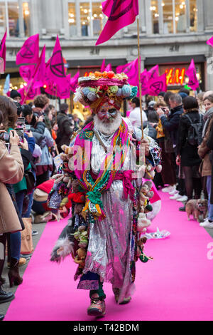 London, Großbritannien. 12. April 2019. Klima Aktivisten vor dem Aussterben Rebellion über Oxford Circus, dem Herzen des Londoner Einkaufsviertel, einen Laufsteg zu Host durch nachhaltige Mode Marken und Kunst und Mode Schüler die Aufmerksamkeit auf die Auswirkungen der nicht nachhaltige Art und Weise zu zeichnen und als Teil einer Protestbewegung, die Regierung auf, dringend Maßnahmen zu ergreifen, um den Klimawandel zu bekämpfen. Credit: Mark Kerrison/Alamy Live News Credit: Mark Kerrison/Alamy leben Nachrichten Stockfoto