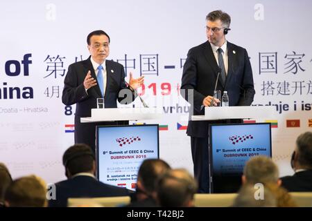 Dubrovnik, Kroatien. 12 Apr, 2019. Chinesische Ministerpräsident Li Keqiang (L) hält eine gemeinsame Pressekonferenz mit dem kroatischen Ministerpräsidenten Andrej Plenkovic nach Teilnahme an Treffen der achte Leaders' von China und die Mittel- und Osteuropäischen Länder (MOEL) in Dubrovnik, Kroatien, 12. April 2019. Credit: Huang Jingwen/Xinhua/Alamy leben Nachrichten Stockfoto