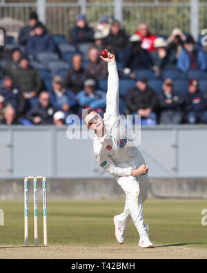 Chester Le Street, UK. 12. Apr 2019. Liam Trevaskis von Durham bowling während des zweiten Tages der Specsavers County Championship Match zwischen Durham County Cricket Club und Sussex County Cricket Club Emirates Riverside, Chester Le Street (Credit: Mark Fletcher | MI Nachrichten) Credit: MI Nachrichten & Sport/Alamy leben Nachrichten Stockfoto