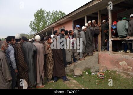 Baramulla, Jammu und Kaschmir, Indien. 11 Apr, 2019. Kaschmir Wähler wartet Ihre Stimme inmitten Herunterfahren zu werfen während der ersten der Lok Sabha Pools im Norden Kaschmir Sumbal Bereich der indischen Teil Kaschmirs gesteuert. (Bild: © Masrat Zahra/ZUMA Drücken) Stockfoto